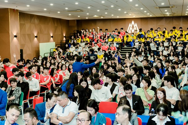 Một trường đại học đưa sinh viên đi nước ngoài 2 lần trong quá trình học - Anh 1