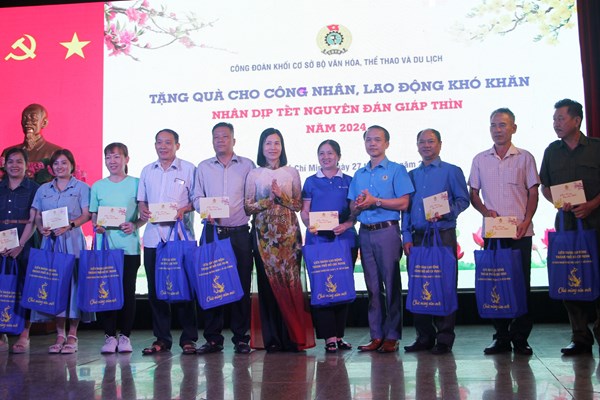 Công đoàn khối cơ sở Bộ VHTTDL trao quà cho công nhân, lao động khó khăn đón Tết - Anh 1