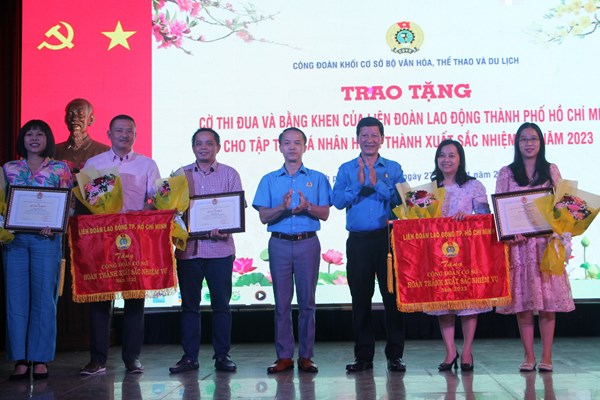 Công đoàn khối cơ sở Bộ VHTTDL trao quà cho công nhân, lao động khó khăn đón Tết - Anh 3