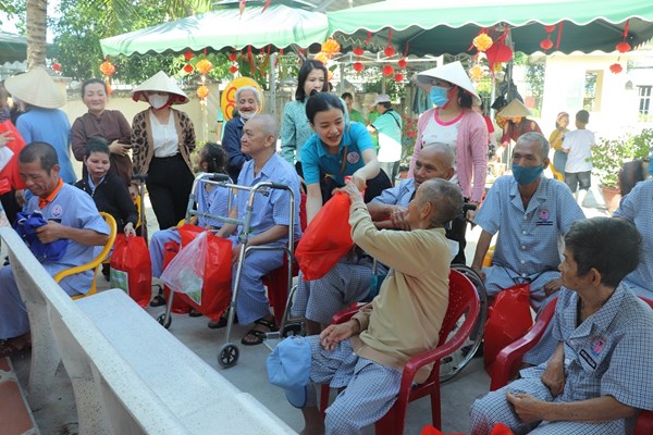 Tết san sẻ yêu thương - Anh 5