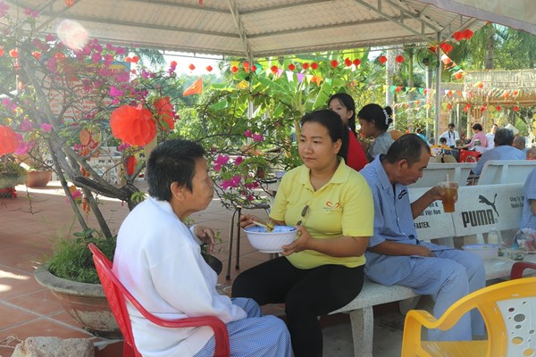 Tết san sẻ yêu thương - Anh 4