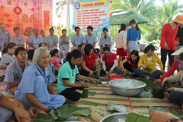 Tết san sẻ yêu thương - Anh 2