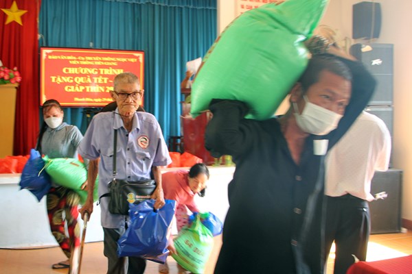 Những phần quà ấm tình ngày Tết - Anh 4