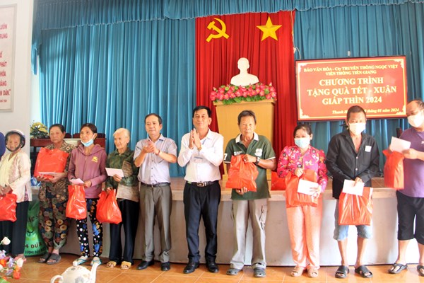 Những phần quà ấm tình ngày Tết - Anh 2