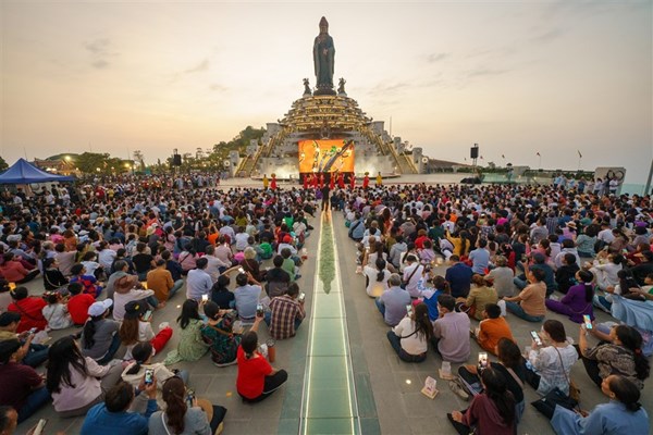 Xúc động khoảnh khắc phật tử, du khách chiêm bái tượng Bồ Tát Di Lặc trên đỉnh Bà Đen - Anh 11