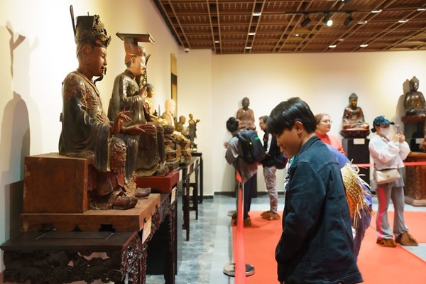 Xúc động khoảnh khắc phật tử, du khách chiêm bái tượng Bồ Tát Di Lặc trên đỉnh Bà Đen - Anh 12