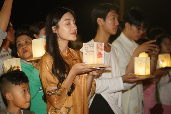 Xúc động khoảnh khắc phật tử, du khách chiêm bái tượng Bồ Tát Di Lặc trên đỉnh Bà Đen - Anh 6