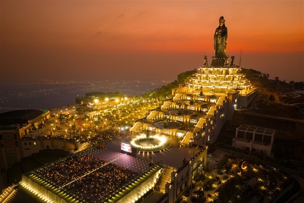 Xúc động khoảnh khắc phật tử, du khách chiêm bái tượng Bồ Tát Di Lặc trên đỉnh Bà Đen - Anh 7
