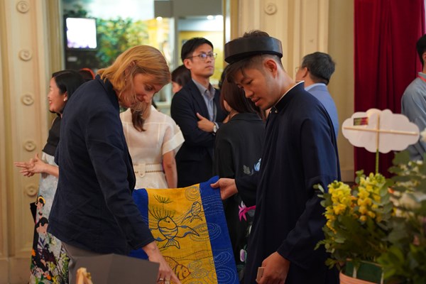 Khai mạc trưng bày nghề thủ công truyền thống và các tác phẩm mỹ thuật của họa sĩ Xèo Chu - Anh 4
