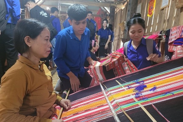 Nâng cao đời sống vật chất, tinh thần cho người dân - Anh 1