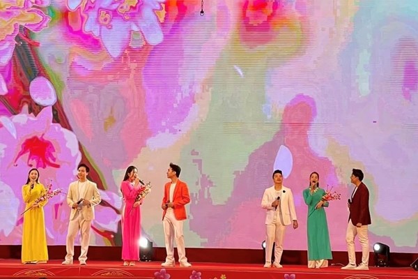 Tưng bừng điệp khúc mùa xuân - Anh 1