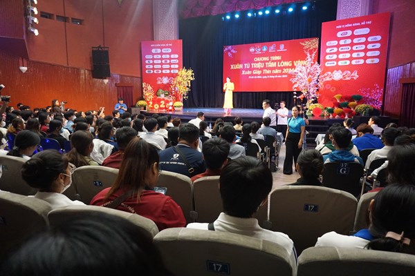 “Xuân từ triệu tấm lòng vàng” 2024: Chăm lo 2.000 HSSV khó khăn dịp Tết - Anh 2