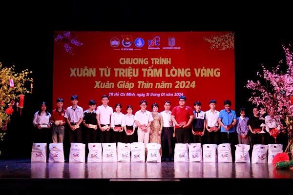 “Xuân từ triệu tấm lòng vàng” 2024: Chăm lo 2.000 HSSV khó khăn dịp Tết - Anh 1