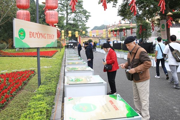 Ngày thơ Việt Nam 2024: “Bản hòa âm đất nước” - Anh 1