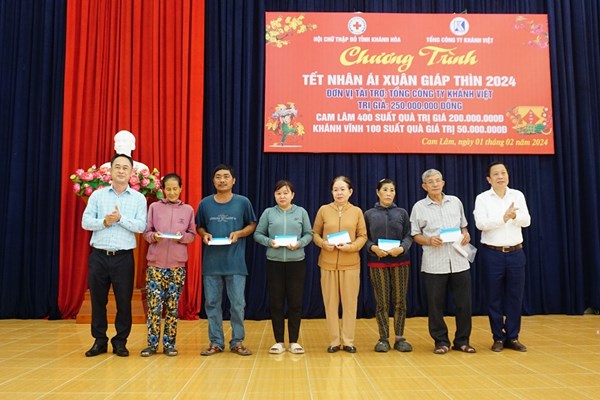 Khatoco Khánh Hòa trao tặng 1.500 suất quà Tết - Anh 2