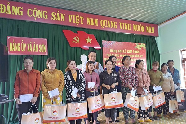Bình Định: Chăm lo Tết cho đồng bào Hrê - Anh 1