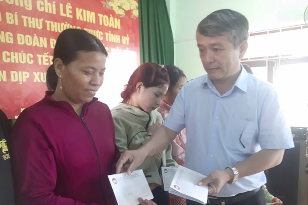 Bình Định: Chăm lo Tết cho đồng bào Hrê - Anh 3