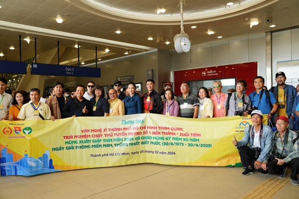 Văn nghệ sĩ tham quan, trải nghiệm tàu metro Bến Thành – Suối Tiên - Anh 1