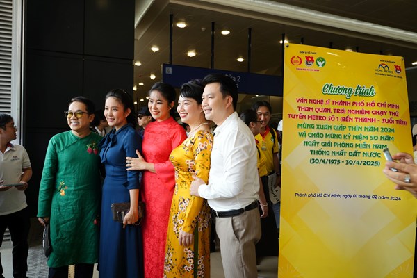 Văn nghệ sĩ tham quan, trải nghiệm tàu metro Bến Thành – Suối Tiên - Anh 3