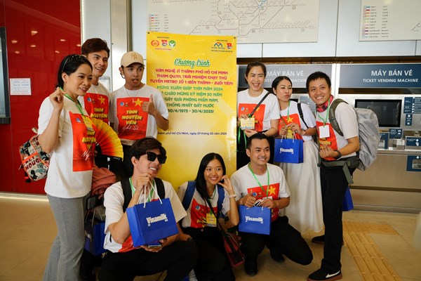 Văn nghệ sĩ tham quan, trải nghiệm tàu metro Bến Thành – Suối Tiên - Anh 4
