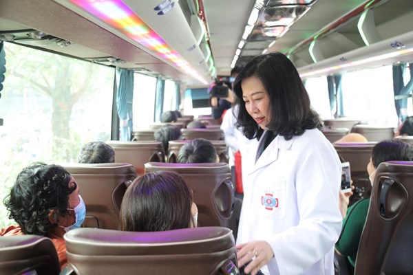 Trở về quê nhà trên hành trình chuyến xe yêu thương - Anh 2