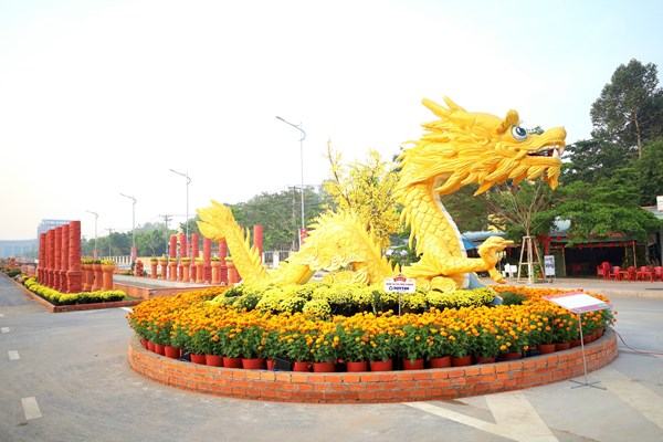 Khai mạc Đường gốm đỏ và hoa dài nhất Việt Nam - Anh 2
