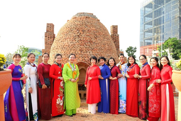 Khai mạc Đường gốm đỏ và hoa dài nhất Việt Nam - Anh 3