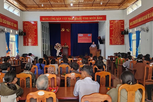 Báo Văn Hoá trao tặng quà Tết cho hộ nghèo ở Kon Tum, Quảng Ngãi - Anh 1