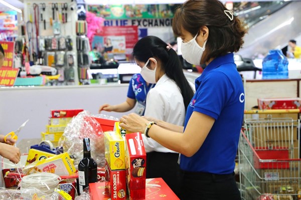 Sinh viên ở lại làm thêm dịp Tết - Anh 2