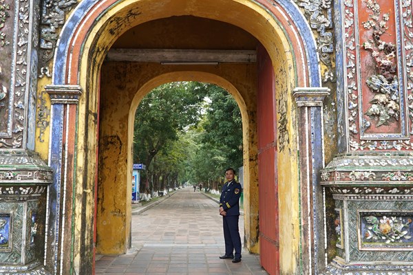 Những người “canh giữ” di tích xuyên Tết - Anh 2