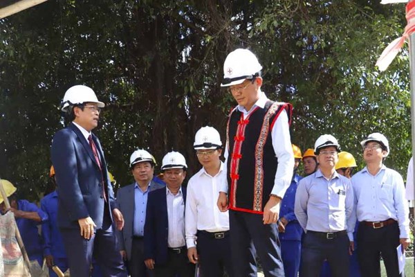 Đưa điện lên vùng cao để bà con đón Tết - Anh 1