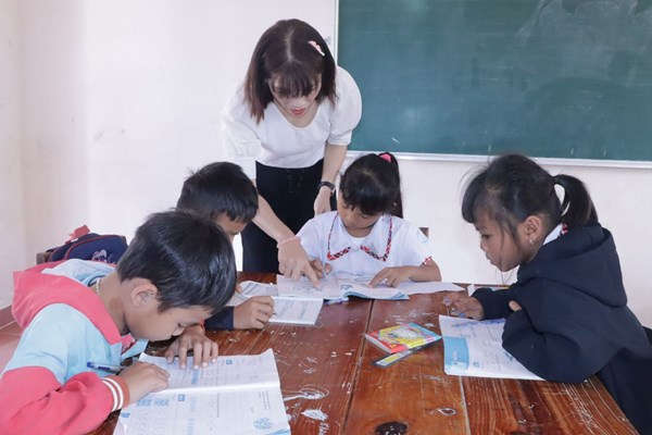Đưa điện lên vùng cao để bà con đón Tết - Anh 2