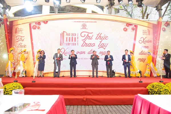 Hà Nội: Rộn ràng Phố Sách mở cửa xuyên Tết phục vụ bạn đọc du Xuân - Anh 1