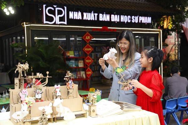 Hà Nội: Rộn ràng Phố Sách mở cửa xuyên Tết phục vụ bạn đọc du Xuân - Anh 3