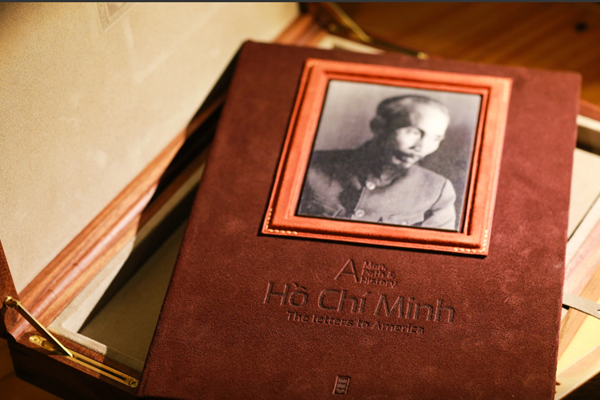 Hơn cả một cuốn sách - Anh 1