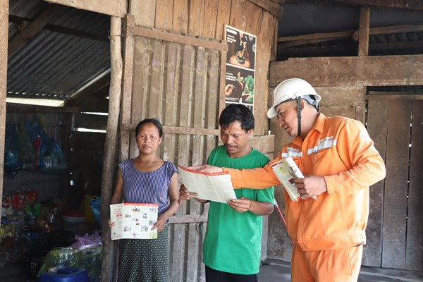 Người Ma Coong, A Rem phấn khởi khi Tết này đã có điện để sử dụng - Anh 3
