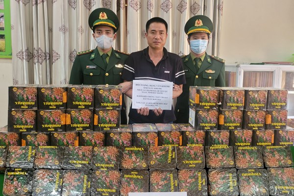 Phát hiện lái xe vận chuyển qua biên giới gần 6 yến pháo hoa để Tết sử dụng - Anh 1