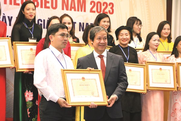 Thầy giáo mầm non trên rẻo cao Pù Nhi - Anh 1