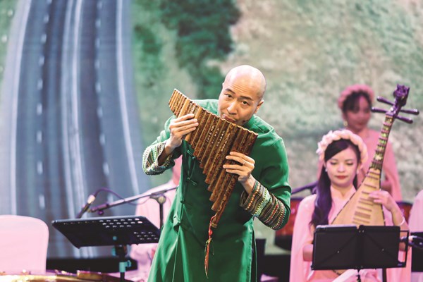 Vị nhạc trưởng với... cây sáo - Anh 1
