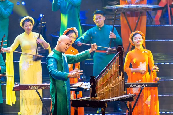 Vị nhạc trưởng với... cây sáo - Anh 2