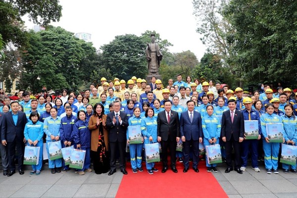 Nữ công nhân vệ sinh môi trường hơn 30 năm không đón giao thừa ở nhà - Anh 1
