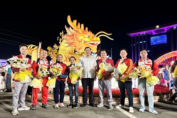 Bình Dương: Tuyên dương 5 HLV và 7 VĐV xuất sắc trong đêm giao thừa - Anh 2