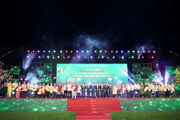 Bình Dương: Tuyên dương 5 HLV và 7 VĐV xuất sắc trong đêm giao thừa - Anh 1