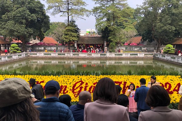 Các di tích tại Hà Nội thu hút đông đảo du khách - Anh 4
