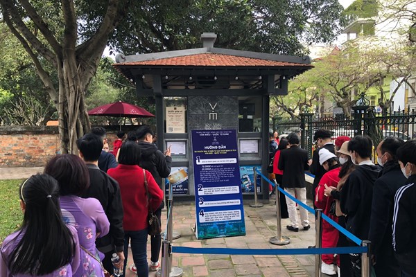 Các di tích tại Hà Nội thu hút đông đảo du khách - Anh 2