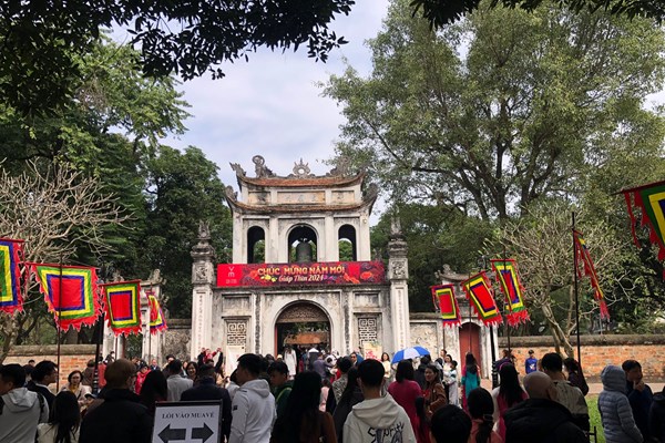 Các di tích tại Hà Nội thu hút đông đảo du khách - Anh 1