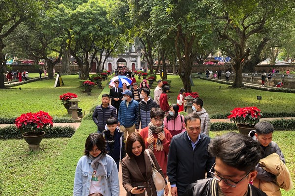 Các di tích tại Hà Nội thu hút đông đảo du khách - Anh 3