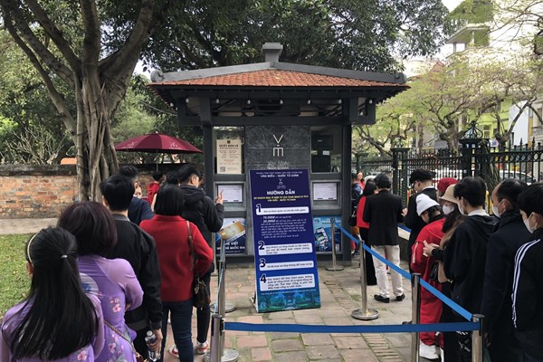 Các di tích tại Hà Nội thu hút đông đảo du khách - Anh 13