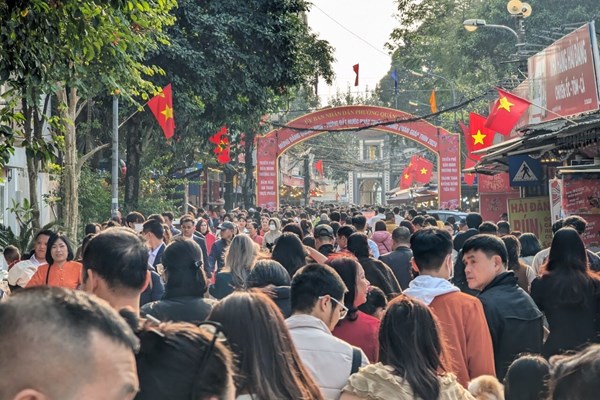 Các di tích tại Hà Nội thu hút đông đảo du khách - Anh 14