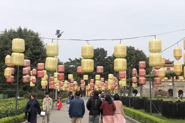 Các di tích tại Hà Nội thu hút đông đảo du khách - Anh 12